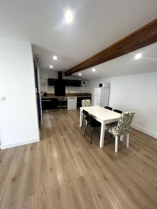 Cocon Chaleureux Au Coeur De Mirepoix Apartment เมียร์พัวซ์ ภายนอก รูปภาพ